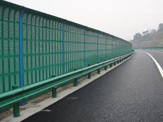 橋梁聲屏障